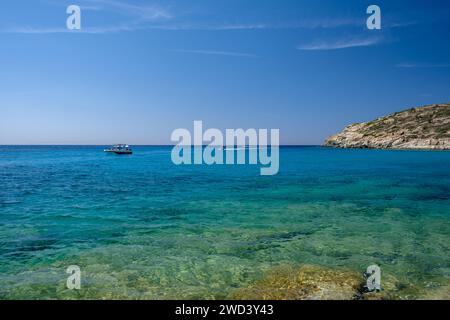 IOS, Grecia - 15 settembre 2023: Veduta di due motoscafi turistici sulla spiaggia di Pikri Nero a iOS Grecia Foto Stock