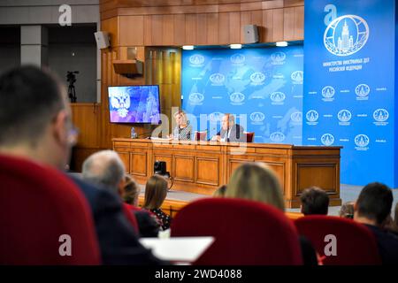 Mosca, Russia. 18 gennaio 2024. Il ministro degli Esteri russo Sergei Lavrov (R) risponde alle domande durante la sua conferenza stampa annuale a Mosca, in Russia, 18 gennaio 2024. Russia e Cina hanno istituito ampi meccanismi di cooperazione ad alto livello e la cooperazione bilaterale è in corso di rafforzamento in tutti i campi, ha affermato giovedì il ministro degli Esteri russo Sergei Lavrov. Prendendo come esempio la cooperazione economica, il ministro ha affermato che il volume commerciale bilaterale tra Russia e Cina ha superato l'obiettivo fissato di 200 miliardi di dollari nel 2023. Crediti: Alexander Zemlianichenko Jr/Xinhua/Alamy Live News Foto Stock