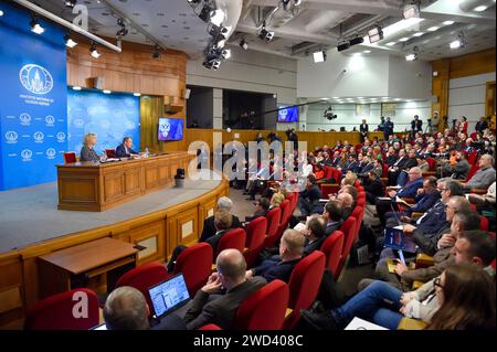 Mosca, Russia. 18 gennaio 2024. Il ministro degli Esteri russo Sergei Lavrov risponde alle domande durante la sua conferenza stampa annuale a Mosca, in Russia, 18 gennaio 2024. Russia e Cina hanno istituito ampi meccanismi di cooperazione ad alto livello e la cooperazione bilaterale è in corso di rafforzamento in tutti i campi, ha affermato giovedì il ministro degli Esteri russo Sergei Lavrov. Prendendo come esempio la cooperazione economica, il ministro ha affermato che il volume commerciale bilaterale tra Russia e Cina ha superato l'obiettivo fissato di 200 miliardi di dollari nel 2023. Crediti: Alexander Zemlianichenko Jr/Xinhua/Alamy Live News Foto Stock