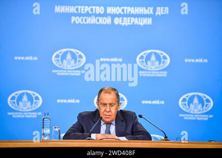 Mosca, Russia. 18 gennaio 2024. Il ministro degli Esteri russo Sergei Lavrov risponde alle domande durante la sua conferenza stampa annuale a Mosca, in Russia, 18 gennaio 2024. Russia e Cina hanno istituito ampi meccanismi di cooperazione ad alto livello e la cooperazione bilaterale è in corso di rafforzamento in tutti i campi, ha affermato giovedì il ministro degli Esteri russo Sergei Lavrov. Prendendo come esempio la cooperazione economica, il ministro ha affermato che il volume commerciale bilaterale tra Russia e Cina ha superato l'obiettivo fissato di 200 miliardi di dollari nel 2023. Crediti: Alexander Zemlianichenko Jr/Xinhua/Alamy Live News Foto Stock