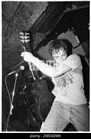 Ed Borrie della band punk S*M*A*S*H (SMASH) che suona dal vivo al leggendario TJ's di Newport, Galles, Regno Unito il 21 marzo 1994. Foto: Rob Watkins. INFO: SMASH, una band punk britannica degli anni '90, ha abbracciato l'etica del fai da te. Il loro suono energetico, alimentato da testi politicamente carichi, trovò un seguito. Inni come "i Want to Kill Somebody" e "Shame" hanno catturato lo spirito ribelle della scena punk durante i loro anni di attività. Foto Stock