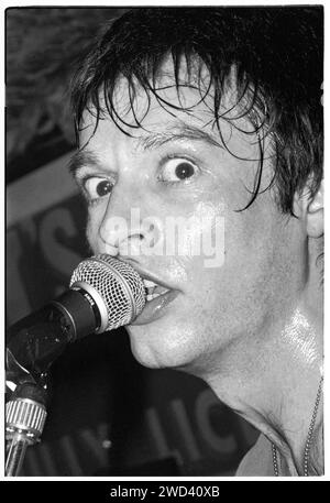 Ed Borrie della band punk S*M*A*S*H (SMASH) che suona dal vivo al leggendario TJ's di Newport, Galles, Regno Unito il 21 marzo 1994. Foto: Rob Watkins. INFO: SMASH, una band punk britannica degli anni '90, ha abbracciato l'etica del fai da te. Il loro suono energetico, alimentato da testi politicamente carichi, trovò un seguito. Inni come "i Want to Kill Somebody" e "Shame" hanno catturato lo spirito ribelle della scena punk durante i loro anni di attività. Foto Stock