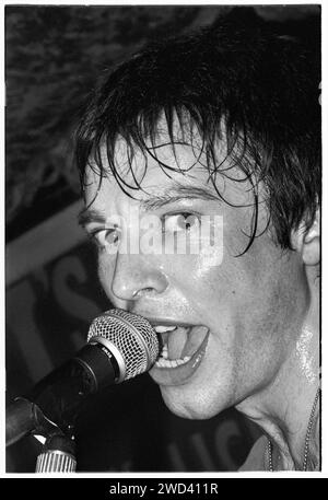 Ed Borrie della band punk S*M*A*S*H (SMASH) che suona dal vivo al leggendario TJ's di Newport, Galles, Regno Unito il 21 marzo 1994. Foto: Rob Watkins. INFO: SMASH, una band punk britannica degli anni '90, ha abbracciato l'etica del fai da te. Il loro suono energetico, alimentato da testi politicamente carichi, trovò un seguito. Inni come "i Want to Kill Somebody" e "Shame" hanno catturato lo spirito ribelle della scena punk durante i loro anni di attività. Foto Stock