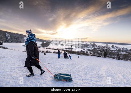 FILE - le persone si divertono all'aperto sulla neve. C'è uno spesso strato di neve nel Limburgo meridionale dopo forti nevicate. ANP MARCEL VAN HOORN paesi bassi fuori - belgio fuori Foto Stock