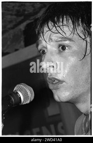 Ed Borrie della band punk S*M*A*S*H (SMASH) che suona dal vivo al leggendario TJ's di Newport, Galles, Regno Unito il 21 marzo 1994. Foto: Rob Watkins. INFO: SMASH, una band punk britannica degli anni '90, ha abbracciato l'etica del fai da te. Il loro suono energetico, alimentato da testi politicamente carichi, trovò un seguito. Inni come "i Want to Kill Somebody" e "Shame" hanno catturato lo spirito ribelle della scena punk durante i loro anni di attività. Foto Stock