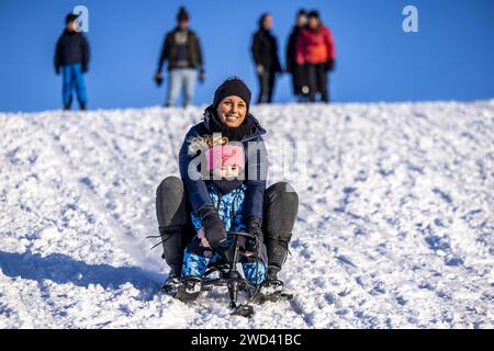 FILE - le persone si divertono all'aperto sulla neve. C'è uno spesso strato di neve nel Limburgo meridionale dopo forti nevicate. ANP MARCEL VAN HOORN paesi bassi fuori - belgio fuori Foto Stock