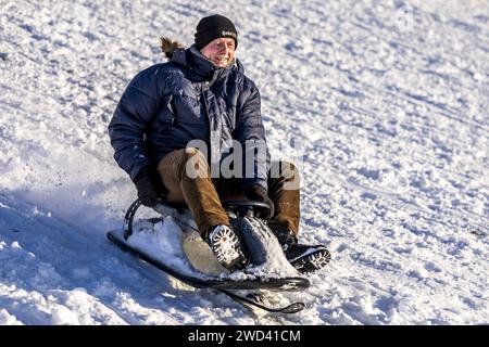 FILE - le persone si divertono all'aperto sulla neve. C'è uno spesso strato di neve nel Limburgo meridionale dopo forti nevicate. ANP MARCEL VAN HOORN paesi bassi fuori - belgio fuori Foto Stock