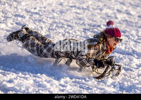 FILE - le persone si divertono all'aperto sulla neve. C'è uno spesso strato di neve nel Limburgo meridionale dopo forti nevicate. ANP MARCEL VAN HOORN paesi bassi fuori - belgio fuori Foto Stock