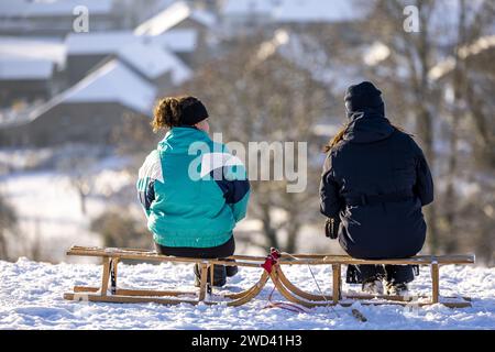 FILE - le persone si divertono all'aperto sulla neve. C'è uno spesso strato di neve nel Limburgo meridionale dopo forti nevicate. ANP MARCEL VAN HOORN paesi bassi fuori - belgio fuori Foto Stock