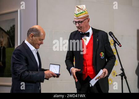 OLAF Scholz SPD, Bundeskanzler begrüßt den Präsidenten des Bund Deutscher Karneval, Klaus-Ludwig Fess, und Karnevals-Prinzenpaare im Bundeskanzleramt - Empfang des Bundes Deutscher Karneval und Abordnungen mit Prinzenpaaren aus dem Bundesländern durch den Bundeskanzler. DEU, Deutschland, Berlino, 18.01.2024: *** Olaf Scholz SPD , Cancelliere federale dà il benvenuto al Presidente del Bund Deutscher Karneval, Klaus Ludwig Fess e alle coppie principeschi carnevalesche nella ricezione della Cancelleria federale del Bund Deutscher Karneval e alle delegazioni con coppie principeschi degli stati federali dalla C federale Foto Stock