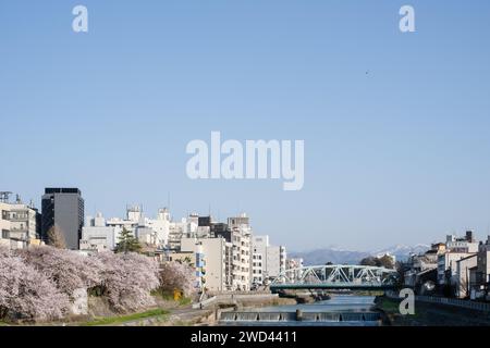 Vista dal ponte Saigawa-Ōhashi, Kanazawa, distretto di Ishikawa, Giappone Foto Stock