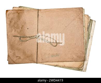 Vista superiore pila di vecchie lettere in craft buste di carta,  bigliettino vuoto e avvizzimento tea rose fiori sul vecchio rustico in  legno sfondo. Vintage c Foto stock - Alamy