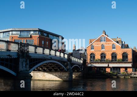 Eton, Windsor, Berkshire, Regno Unito. 18 gennaio 2024. Il Cote Brasserie Restaurant a Eton, Windsor, Berkshire, vicino al fiume Tamigi. Oggi era una giornata molto fredda ma soleggiata a Eton, nel Berkshire. Le temperature dovrebbero scendere a -5 gradi stasera. Credito: Maureen McLean/Alamy Foto Stock