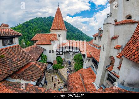 BRAN, TRANSILVANIA, ROMANIA - 22 LUGLIO 2020: Veduta del cortile interno del castello di Bran risalente al XIII secolo, conosciuto fuori dalla Romania come il leggendario Dracula's. Foto Stock
