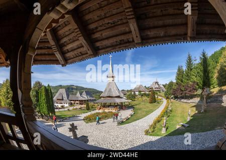 BARSANA,MARAMURES, ROMANIA-19 SETTEMBRE 2020: Edifici nel complesso monastico di Barsana. La prima chiesa in legno fu costruita nel 1711. Foto Stock