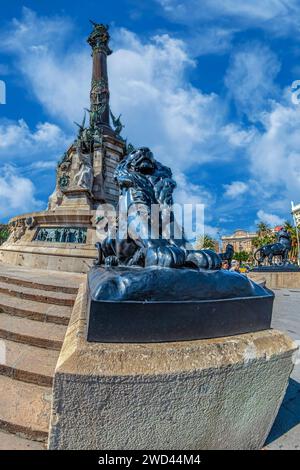 Il Monumento a Colombo, alto 60 m (197 piedi), all'estremità inferiore di la Rambla, Barcellona, Catalogna, Spagna. Fu costruito nel 1888. Foto Stock