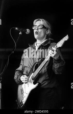 CATATONIA, CARDIFF BIG WEEKEND, 1994: Cerys Matthews of Catatonia che gioca al Cardiff Big Weekend il 12 agosto 1994. Foto: Rob Watkins. INFO: Catatonia, un gruppo alternative rock gallese degli anni '90, guidato da Cerys Matthews, ha guadagnato fama con successi come 'Mulder and Scully' e 'Road Rage'. Il loro suono eclettico, che unisce pop, rock e folk, solidificò il loro posto nell'era Britpop, mostrando la voce distintiva di Matthews. Foto Stock