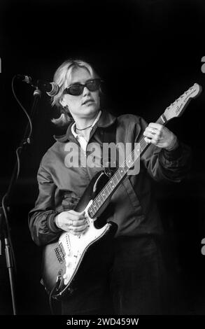 CATATONIA, CARDIFF BIG WEEKEND, 1994: Cerys Matthews of Catatonia che gioca al Cardiff Big Weekend il 12 agosto 1994. Foto: Rob Watkins. INFO: Catatonia, un gruppo alternative rock gallese degli anni '90, guidato da Cerys Matthews, ha guadagnato fama con successi come 'Mulder and Scully' e 'Road Rage'. Il loro suono eclettico, che unisce pop, rock e folk, solidificò il loro posto nell'era Britpop, mostrando la voce distintiva di Matthews. Foto Stock