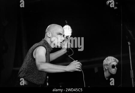 CHUMBAWAMBA, CARDIFF BIG WEEKEND, 1994: Danbert Nobacon di Chumbawamba che gioca al Cardiff Big Weekend il 12 agosto 1994. Foto: Rob Watkins. INFO: I Chumbawamba, un gruppo alternativo britannico formatosi negli anni '80, si sono evoluti dall'anarco-punk per abbracciare stili diversi. Meglio conosciuti per il successo "Tubthumping", i testi politicamente carichi e l'approccio fluido al genere li hanno resi una forza distinta e influente nella musica alternativa. Foto Stock