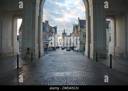 All'interno del memoriale di guerra della porta Menin che guarda verso la piazza della città di Ypres, la cattedrale di St.Martins è mostrata sullo sfondo. Foto Stock