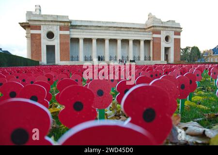 Menin Gate, monumento alla guerra del Commonwealth. Papaveri fuori dal memoriale di Ypres, Belgio, dedicati a quelli senza tomba nota. Foto Stock