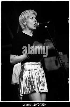 CHUMBAWAMBA, CARDIFF BIG WEEKEND, 1994: Alice Nutter di Chumbawamba che gioca al Cardiff Big Weekend il 12 agosto 1994. Foto: Rob Watkins. INFO: I Chumbawamba, un gruppo alternativo britannico formatosi negli anni '80, si sono evoluti dall'anarco-punk per abbracciare stili diversi. Meglio conosciuti per il successo "Tubthumping", i testi politicamente carichi e l'approccio fluido al genere li hanno resi una forza distinta e influente nella musica alternativa. Foto Stock