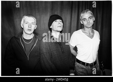 La band punk S*M*A*S*H (SMASH) fotografò il backstage a Newport TJs, Regno Unito, il 13 ottobre 1994. Foto: Rob Watkins. INFO: SMASH, una band punk britannica degli anni '90, ha abbracciato l'etica del fai da te. Il loro suono energetico, alimentato da testi politicamente carichi, trovò un seguito. Inni come "i Want to Kill Somebody" e "Shame" hanno catturato lo spirito ribelle della scena punk durante i loro anni di attività. Foto Stock