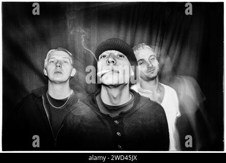 La band punk S*M*A*S*H (SMASH) fotografò il backstage a Newport TJs, Regno Unito, il 13 ottobre 1994. Foto: Rob Watkins. INFO: SMASH, una band punk britannica degli anni '90, ha abbracciato l'etica del fai da te. Il loro suono energetico, alimentato da testi politicamente carichi, trovò un seguito. Inni come "i Want to Kill Somebody" e "Shame" hanno catturato lo spirito ribelle della scena punk durante i loro anni di attività. Foto Stock