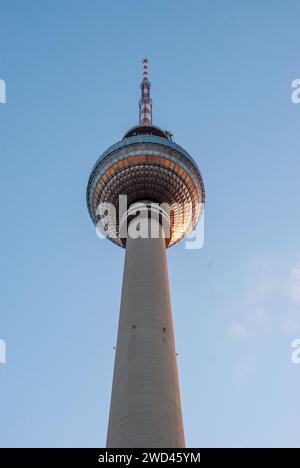 Berliner Fernsehturm TV Tower - grattacielo alto a Berlino, Germania, che si riflette al tramonto. Foto Stock