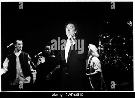 TOM JONES, CONCERTO DELLA CITTÀ NATALE, 1994: La leggenda del canto gallese di 54 anni TOM JONES vive alla Cardiff International Arena CIA di Cardiff, Galles, Regno Unito il 2 novembre 1994. Foto: Rob Watkins. INFO: Tom Jones, nato nel 1940 in Galles, è un leggendario cantante gallese noto per la sua voce potente e la sua presenza dinamica sul palco. Con successi senza tempo come "IT's Not Insual" e "Delilah", Jones ha goduto di una carriera prolifica che abbraccia diversi generi, consolidando il suo status di intrattenitore iconico. Foto Stock