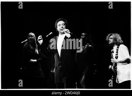 TOM JONES, CONCERTO DELLA CITTÀ NATALE, 1994: La leggenda del canto gallese di 54 anni TOM JONES vive alla Cardiff International Arena CIA di Cardiff, Galles, Regno Unito il 2 novembre 1994. Foto: Rob Watkins. INFO: Tom Jones, nato nel 1940 in Galles, è un leggendario cantante gallese noto per la sua voce potente e la sua presenza dinamica sul palco. Con successi senza tempo come "IT's Not Insual" e "Delilah", Jones ha goduto di una carriera prolifica che abbraccia diversi generi, consolidando il suo status di intrattenitore iconico. Foto Stock