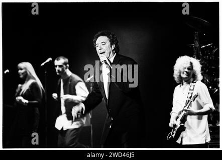 TOM JONES, CONCERTO DELLA CITTÀ NATALE, 1994: La leggenda del canto gallese di 54 anni TOM JONES vive alla Cardiff International Arena CIA di Cardiff, Galles, Regno Unito il 2 novembre 1994. Foto: Rob Watkins. INFO: Tom Jones, nato nel 1940 in Galles, è un leggendario cantante gallese noto per la sua voce potente e la sua presenza dinamica sul palco. Con successi senza tempo come "IT's Not Insual" e "Delilah", Jones ha goduto di una carriera prolifica che abbraccia diversi generi, consolidando il suo status di intrattenitore iconico. Foto Stock