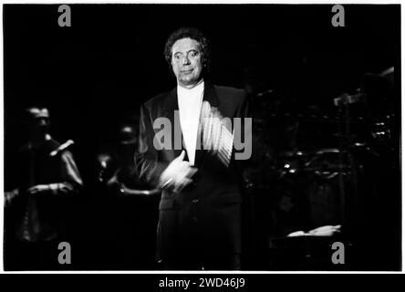 TOM JONES, CONCERTO DELLA CITTÀ NATALE, 1994: La leggenda del canto gallese di 54 anni TOM JONES vive alla Cardiff International Arena CIA di Cardiff, Galles, Regno Unito il 2 novembre 1994. Foto: Rob Watkins. INFO: Tom Jones, nato nel 1940 in Galles, è un leggendario cantante gallese noto per la sua voce potente e la sua presenza dinamica sul palco. Con successi senza tempo come "IT's Not Insual" e "Delilah", Jones ha goduto di una carriera prolifica che abbraccia diversi generi, consolidando il suo status di intrattenitore iconico. Foto Stock