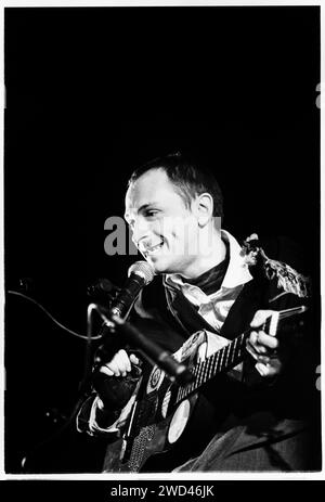 VIC Chesnutt suonò un concerto acustico dal vivo alla Bristol St George's Hall il 24 marzo 1994. Fotografia: Rob Watkins. INFO: VIC Chesnutt (1964–2009) è stata un'influente cantautrice statunitense. Nonostante la paralisi di un incidente d'auto, Chesnutt creò musica folk emotiva. I suoi album come "West of Rome" e "At the Cut" hanno mostrato il suo talento poetico e crudo, influenzando le scene di musica indie e alternative. Foto Stock