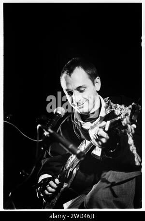 VIC Chesnutt suonò un concerto acustico dal vivo alla Bristol St George's Hall il 24 marzo 1994. Fotografia: Rob Watkins. INFO: VIC Chesnutt (1964–2009) è stata un'influente cantautrice statunitense. Nonostante la paralisi di un incidente d'auto, Chesnutt creò musica folk emotiva. I suoi album come "West of Rome" e "At the Cut" hanno mostrato il suo talento poetico e crudo, influenzando le scene di musica indie e alternative. Foto Stock