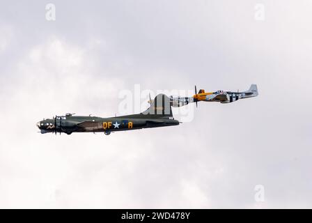 B-17G Flying Fortress con aerei da caccia P51 Mustang. Bombardiere della seconda Guerra Mondiale dell'aeronautica degli Stati Uniti che rappresenta il famoso 'Memphis Belle' 124485' Foto Stock