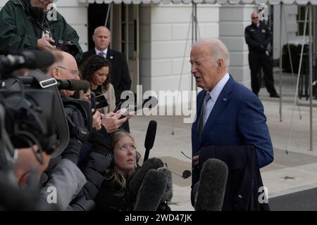 Washington, USA. 18 gennaio 2024. Il presidente DEGLI STATI UNITI Joe Biden parla oggi con il giornalista dopo aver lasciato la Casa Bianca in viaggio per Raleigh, North Carolina, il 18 gennaio 2023 a South Lawn/Casa Bianca a Washington DC, USA. (Foto di Lenin Nolly/Sipa USA) credito: SIPA USA/Alamy Live News Foto Stock