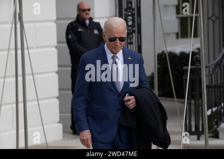 Washington, USA. 18 gennaio 2024. Il presidente DEGLI STATI UNITI Joe Biden parla oggi con il giornalista dopo aver lasciato la Casa Bianca in viaggio per Raleigh, North Carolina, il 18 gennaio 2023 a South Lawn/Casa Bianca a Washington DC, USA. (Foto di Lenin Nolly/Sipa USA) credito: SIPA USA/Alamy Live News Foto Stock