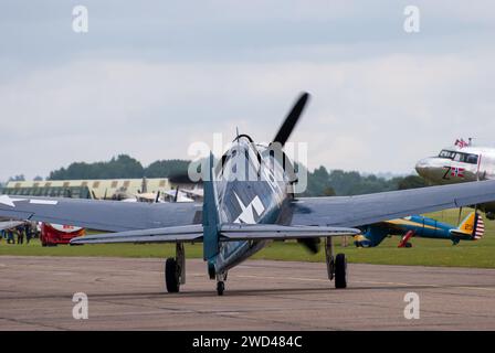 Grumman F6F Hellcat (registrazione 19) aereo da combattimento della seconda guerra mondiale allo spettacolo aereo Duxford Flying Legends. Foto Stock