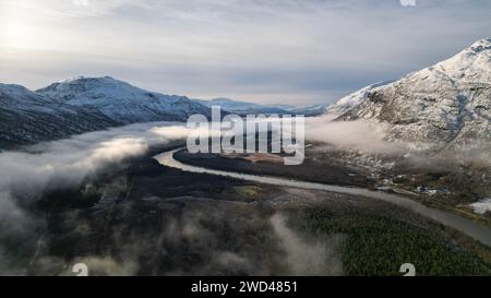 Fiume e montagne tortuose in Norvegia Foto Stock