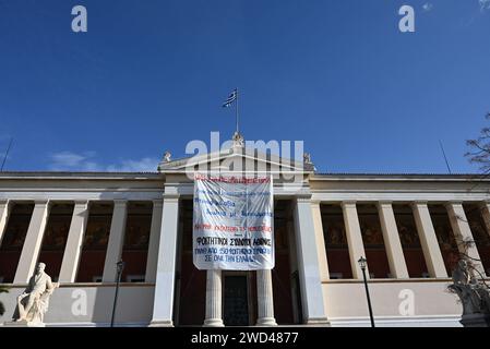 Gli studenti greci protestano contro i piani governativi per le università private Un banner che condanna la creazione di università private in Grecia è collocato all'ingresso dell'edificio del decanato dell'Università di Atene. Atene Grecia Copyright: XNicolasxKoutsokostasxNicolasxKoutsokostasx DSC 202401180020 Foto Stock