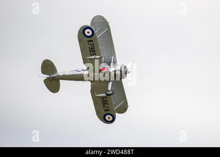 Gloster Gladiator K7985 (G-AMRK) biplano RAF del 1930 che vola sulle nuvole. Foto Stock