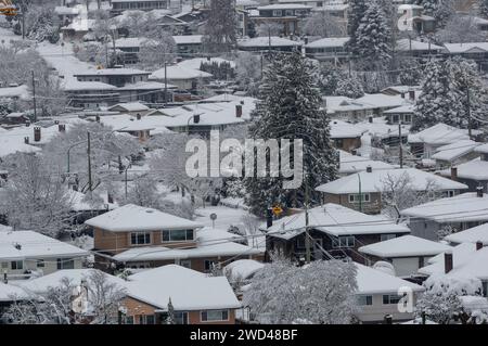 Una tempesta di neve ha gettato una coltre di neve su Brentwood e sul Brentwood Shopping Center. Vista dalla Torre 1 dell'incredibile complesso di Brentwood. Foto Stock
