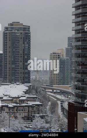 Una tempesta di neve ha gettato una coltre di neve su Brentwood e sul Brentwood Shopping Center. Vista dalla Torre 1 dell'incredibile complesso di Brentwood. Foto Stock
