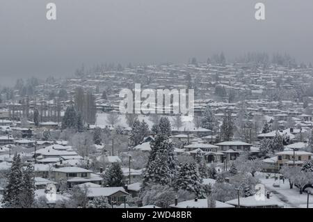 Una tempesta di neve ha gettato una coltre di neve su Brentwood e sul Brentwood Shopping Center. Vista dalla Torre 1 dell'incredibile complesso di Brentwood. Foto Stock
