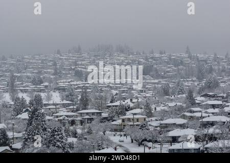 Una tempesta di neve ha gettato una coltre di neve su Brentwood e sul Brentwood Shopping Center. Vista dalla Torre 1 dell'incredibile complesso di Brentwood. Foto Stock