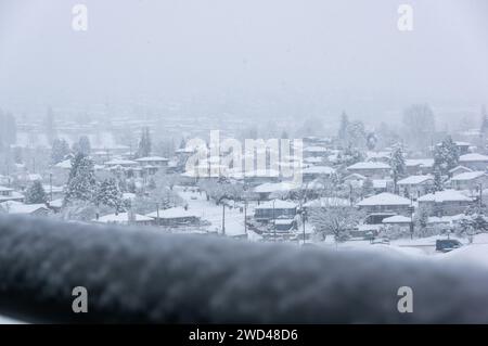 Una tempesta di neve ha gettato una coltre di neve su Brentwood e sul Brentwood Shopping Center. Vista dalla Torre 1 dell'incredibile complesso di Brentwood. Foto Stock
