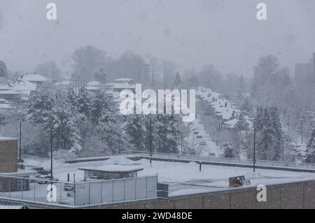Una tempesta di neve ha gettato una coltre di neve su Brentwood e sul Brentwood Shopping Center. Vista dalla Torre 1 dell'incredibile complesso di Brentwood. Foto Stock