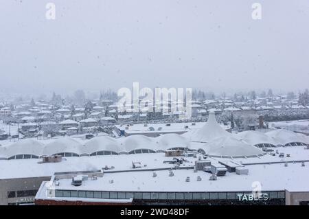 Una tempesta di neve ha gettato una coltre di neve su Brentwood e sul Brentwood Shopping Center. Vista dalla Torre 1 dell'incredibile complesso di Brentwood. Foto Stock