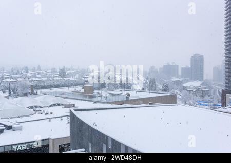 Una tempesta di neve ha gettato una coltre di neve su Brentwood e sul Brentwood Shopping Center. Vista dalla Torre 1 dell'incredibile complesso di Brentwood. Foto Stock